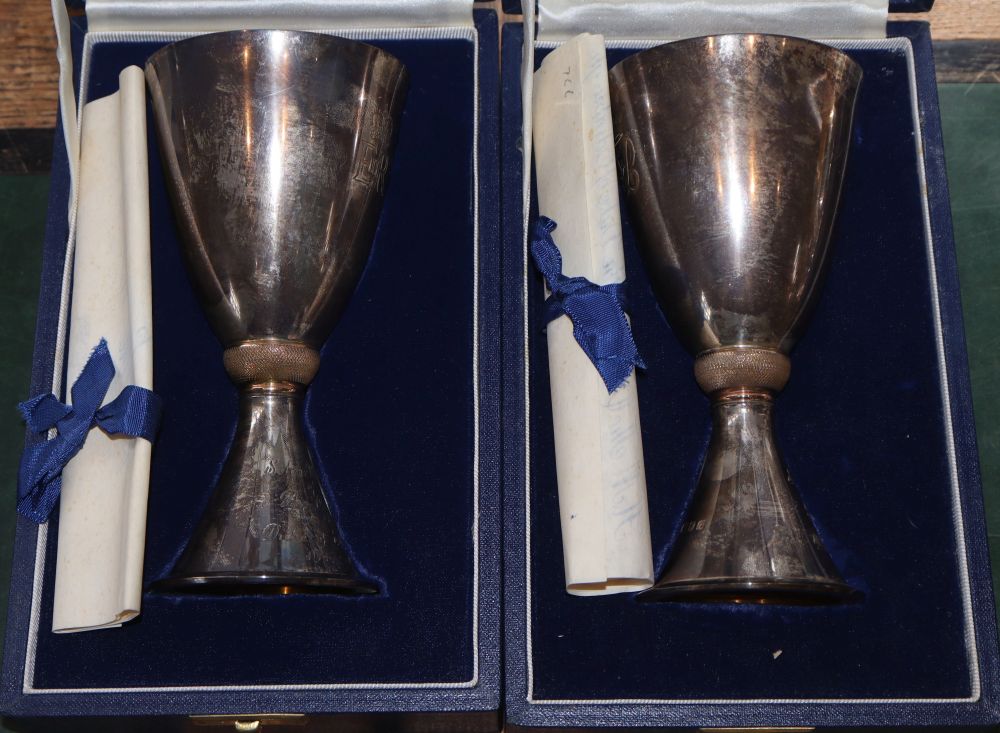 A pair of cased silver QEII Silver Wedding Commemorative goblets, Mappin & Webb, London, 1972, 14.4cm, 14oz.